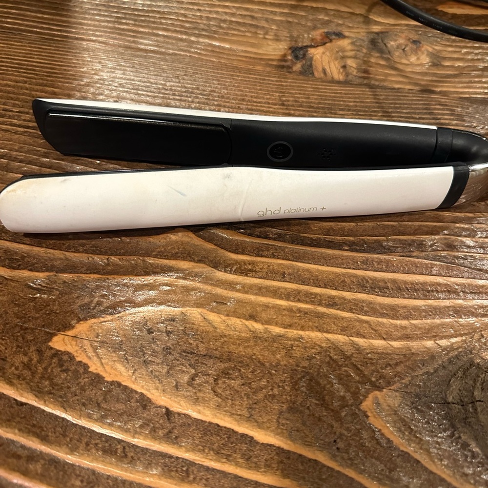 ghd Platinum+ Styler in White